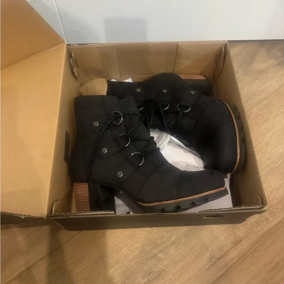 Sorel Addington Lace-Up waterproof leather boots in black. - Picture 2 of 5